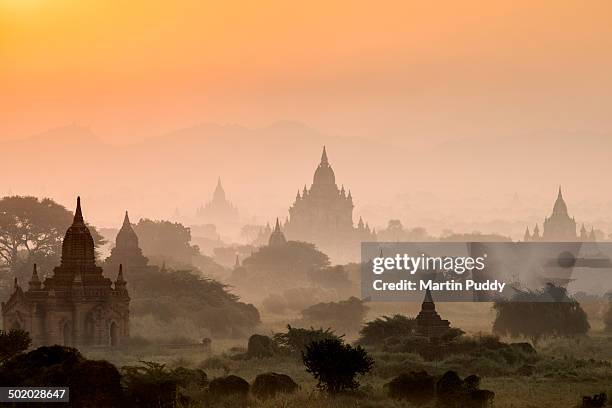 bagan, ancient temples in mist at sunrise - bagan photos et images de collection