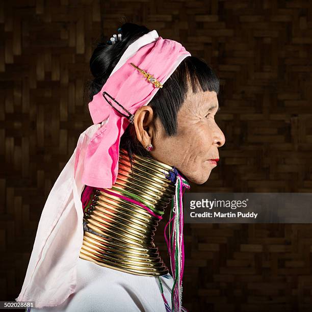 elderly woman from padaung hill tribe - padaung stockfoto's en -beelden