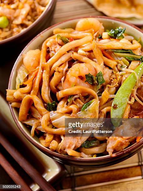 szechuan noodles - chow mein stock pictures, royalty-free photos & images