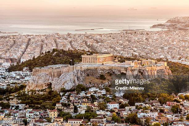 athen und akropolis bei sonnenuntergang, griechenland - athens - greece stock-fotos und bilder