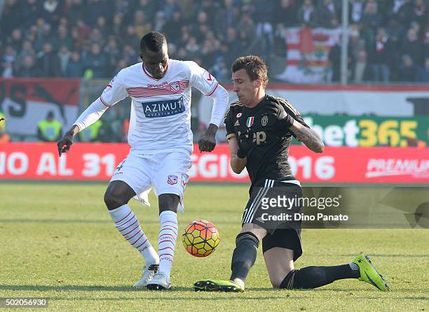 Isaac Cofie of Carpi FC competes with Mario Mandzukic of Juventus FC during the Serie A match between Carpi FC and Juventus FC at Alberto Braglia...