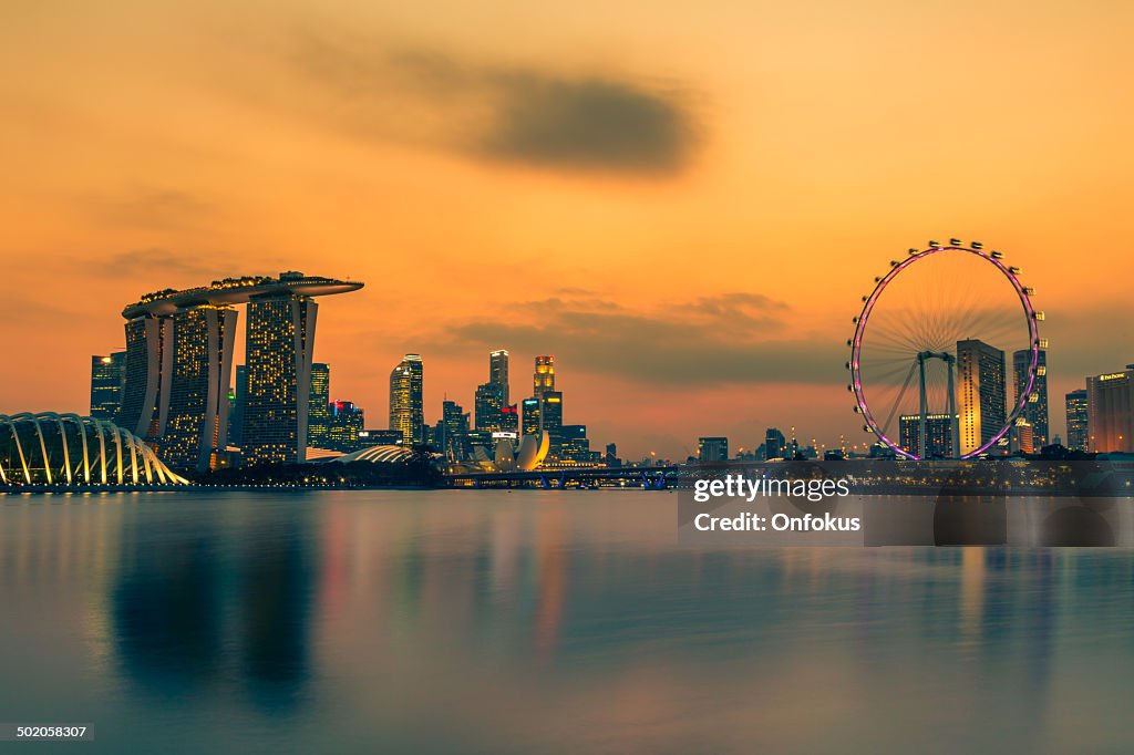 Singapur Skyline bei Sonnenuntergang