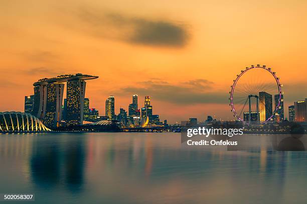 singapore città skyline al tramonto - città di singapore foto e immagini stock