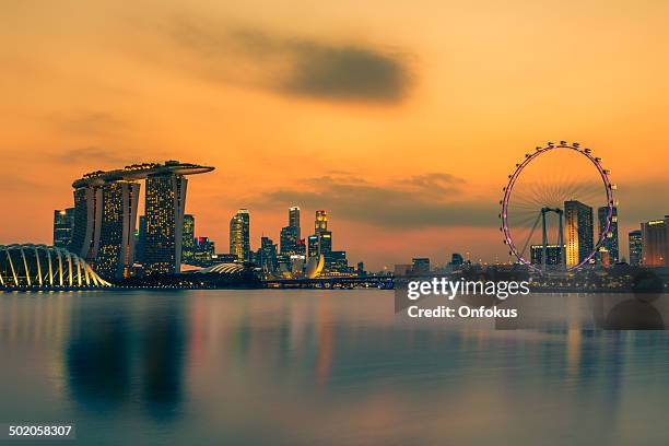 cingapura horizonte da cidade ao pôr-do-sol - baía de marina singapura - fotografias e filmes do acervo