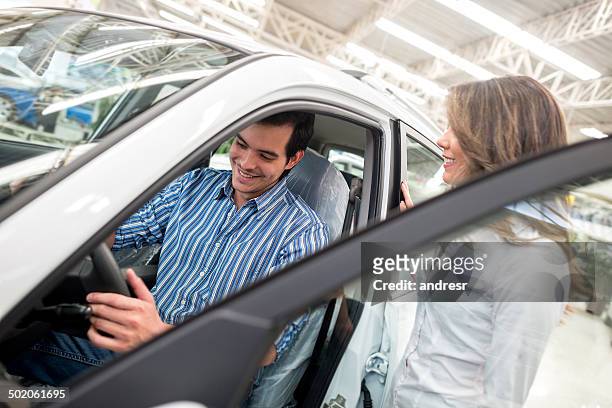 man buying a car - autoshow stockfoto's en -beelden