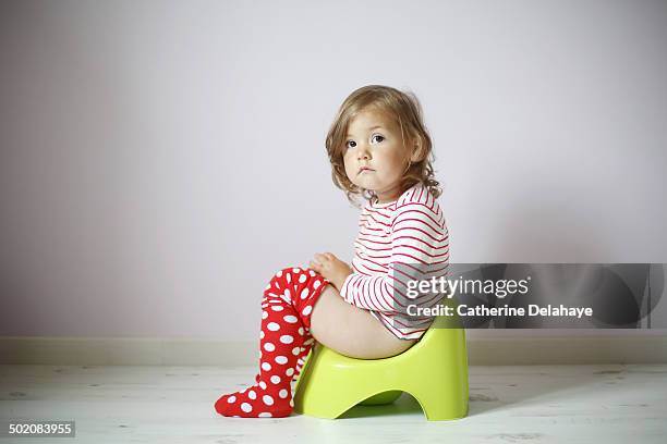 a 2 years old girl on her pot - 2 3 years one girl only ストックフォトと画像