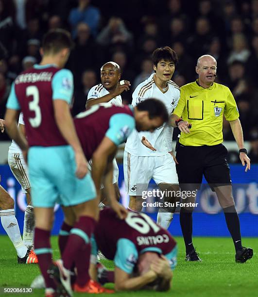 Swansea players appeal to referee Lee Mason after James Collins of West Ham appeared to handle the shot from Ki Sung-Yeung of Swansea City during the...