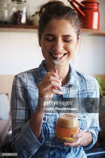 la mantequilla de maní's got me sentirse bien en el interior. - indulgence fotografías e imágenes de stock