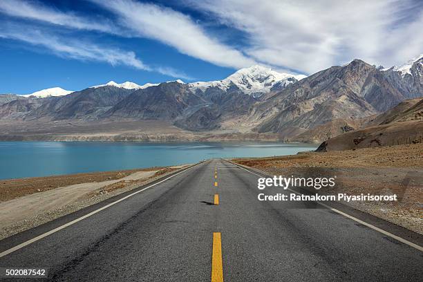 landscape of karakoram highway - kashgar - fotografias e filmes do acervo