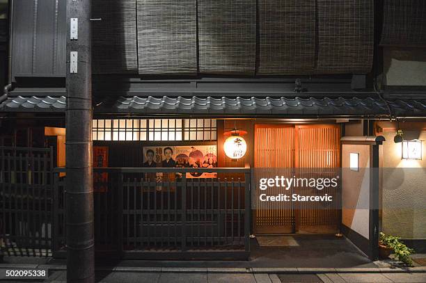 ristorante tradizionale edificio in gion-kyoto, giappone - japanese lantern foto e immagini stock