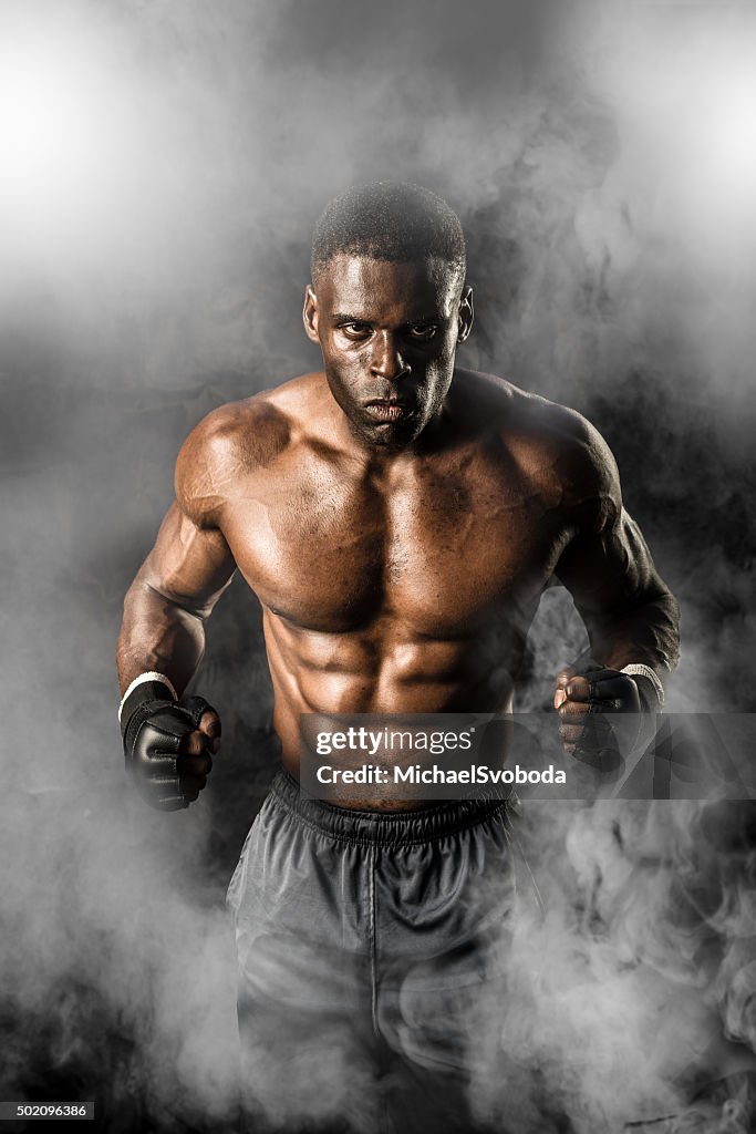 MMA Fighter sobre un fondo ahumada