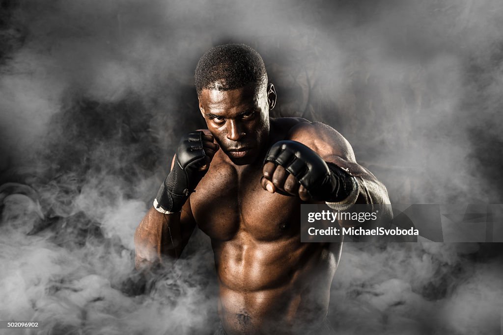 MMA Fighter sobre un fondo ahumada