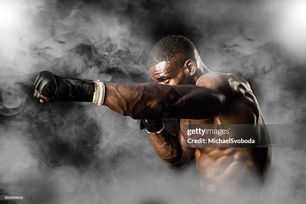 MMA Fighter auf Smokey Hintergrund