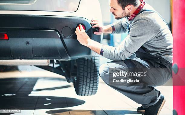mecánico de automóviles en el lugar de trabajo. - parachoques fotografías e imágenes de stock