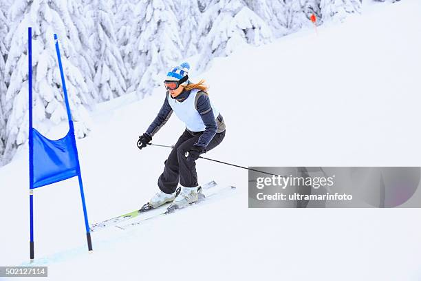 giant slalom-rennen damen-schnee-ski alpin - slalom skiing stock-fotos und bilder