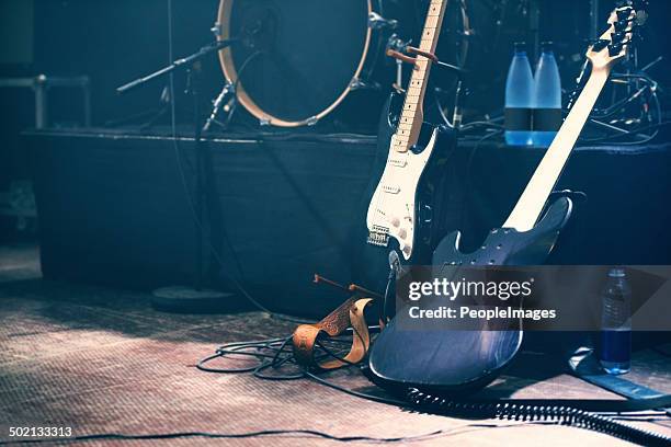 esperando para reproducirse - guitarra eléctrica fotografías e imágenes de stock