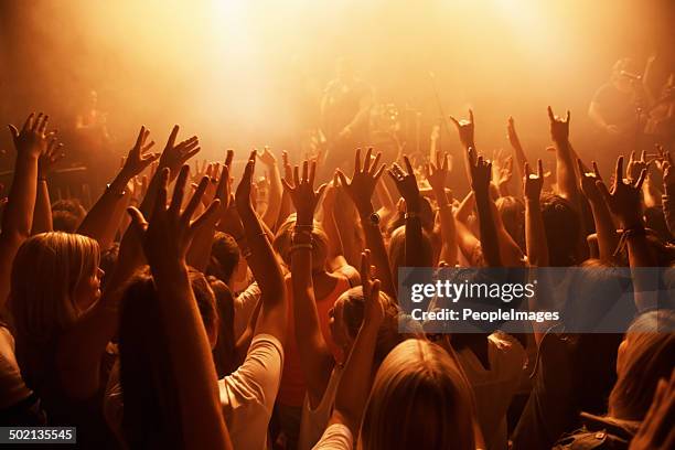 sie haben chemie mit der masse - boygroup stock-fotos und bilder