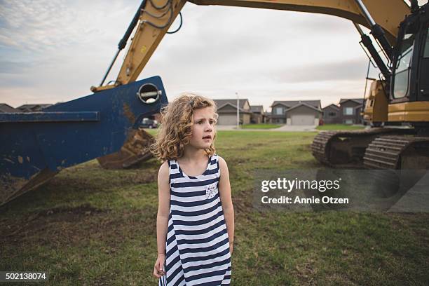 little girl and excavator - baustelle bagger stock-fotos und bilder