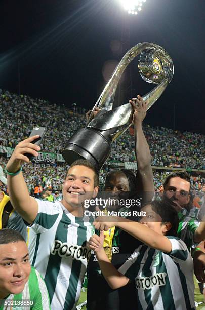 Yimmi Chará of Atletico Nacional lifts the trophy after a second leg final match between Atletico Nacional and Atletico Junior as part of Liga Aguila...