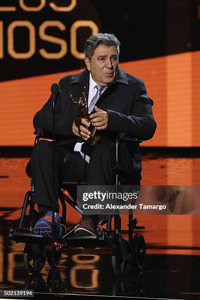 Former soccer player Carlos Reinoso accepts award onstage at the Premios Univision Deportes 2015 at Univision Studios on December 20, 2015 in Miami,...