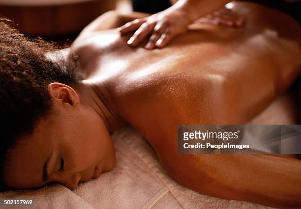 no hay nada más relajante que este. - black massage therapist fotografías e imágenes de stock