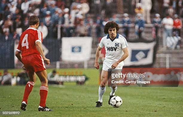 Kevin Keegan of Hamburg SV in action closely watched by John McGovern of Notts Forest during the 1980 European Cup Final between Hamburg SV and...