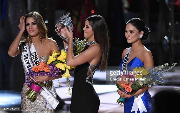 Miss Colombia 2015, Ariadna Gutierrez Arevalo, looks on as Miss Universe 2014 Paulina Vega removes her crown to give it to Miss Phillipines 2015, Pia...