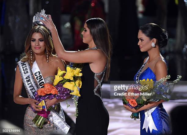 Miss Colombia 2015, Ariadna Gutierrez Arevalo, looks on as Miss Universe 2014 Paulina Vega removes her crown to give it to Miss Phillipines 2015, Pia...