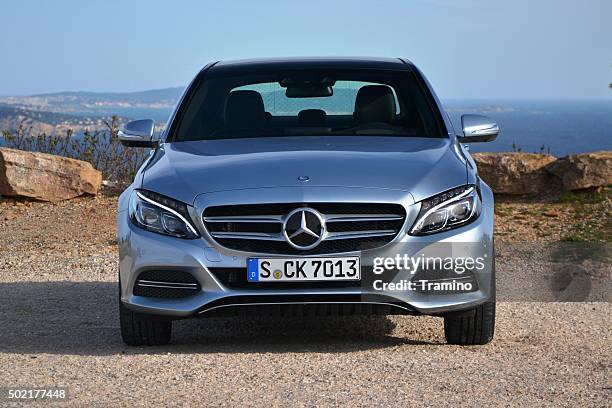 mercedes c-klasse auf der straße angehalten - limousine familienfahrzeug stock-fotos und bilder