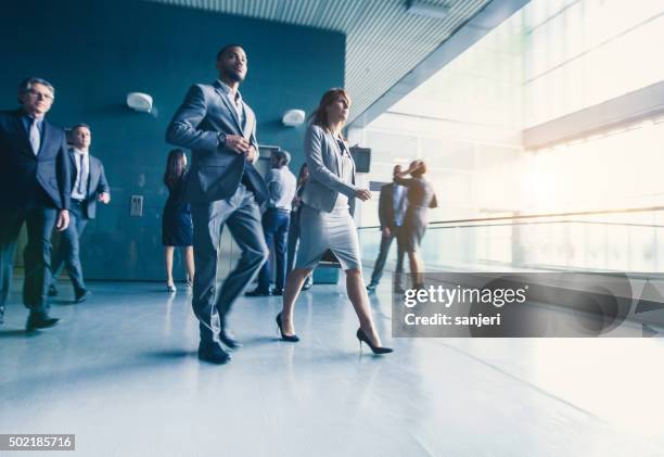 walking business people - business team international stockfoto's en -beelden