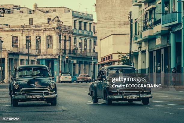 sharing a ride in havana - havana door stock pictures, royalty-free photos & images