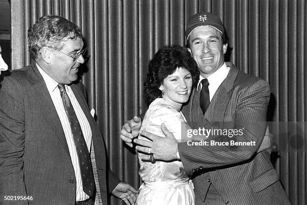 Nelson Doubleday Jr. Owner of the New York Mets announces the signing of Gary Carter as Carter is hugged by his wife Sandy circa 1984 in Flushing,...