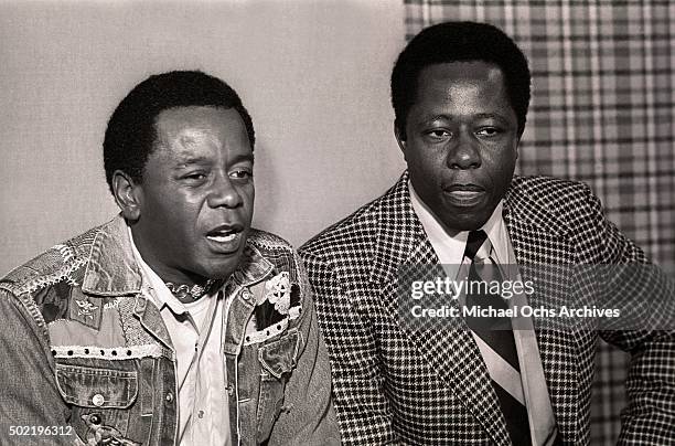 Flip Wilson and Hank Aaron talk during a press conference before filming NBC-TV's "The Flip Wilson Show" on October 15, 1973 in Hollywood, California.