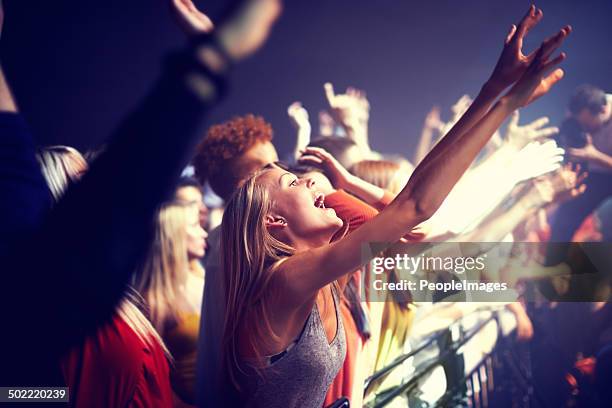 disfruta de la música - chillar fotografías e imágenes de stock