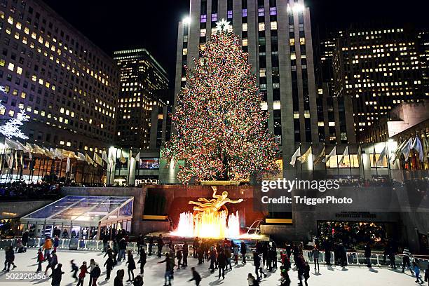 christmas tree at rockefeller center in new york city - rockefeller centre stockfoto's en -beelden