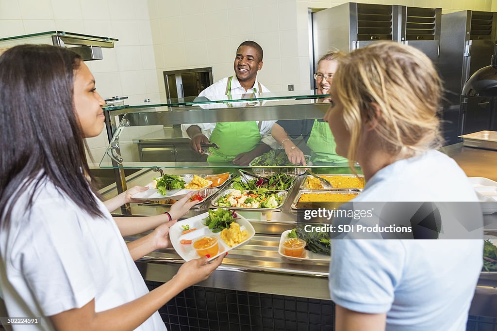High school cafeteria worker mit gesunden Optionen für Studenten