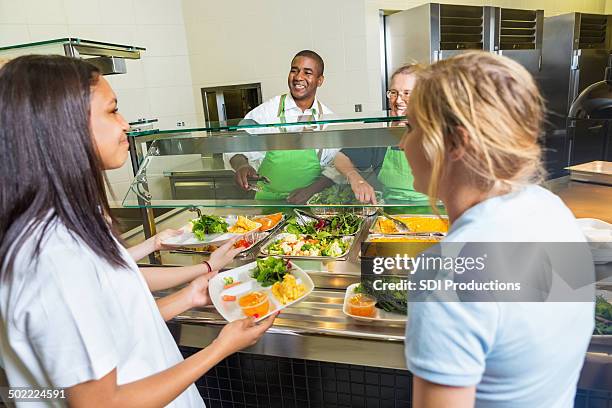 high school trabalhadores saudável almoço cantina servir as opções para os alunos - empregado do refeitório imagens e fotografias de stock