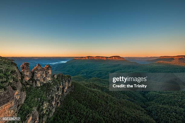 three sisters at sunrise - blue mountains australia stock-fotos und bilder