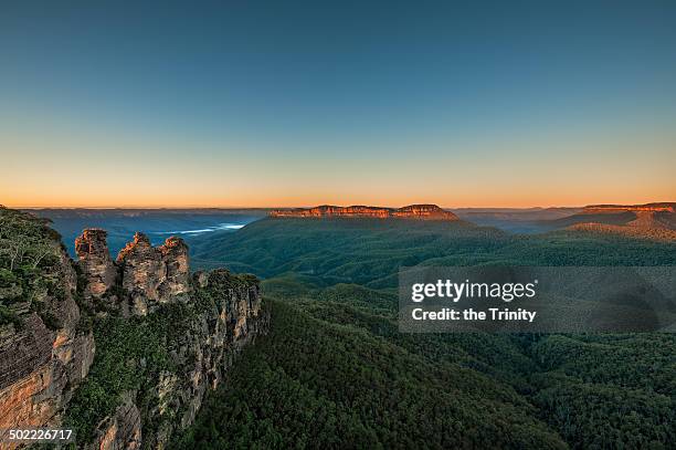 three sisters at sunrise - blue mountains national park stock pictures, royalty-free photos & images