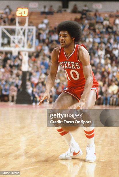 Maurice Cheeks of the Philadelphia 76ers dribbles the ball against the New Jersey Nets during an NBA basketball game circa 1978 at the Rutgers...