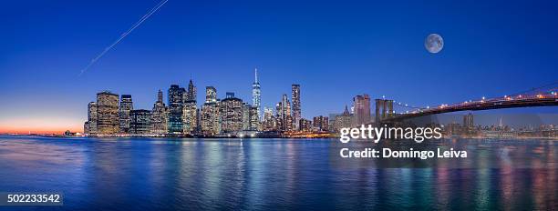 new york skyline and brooklyn bridge - new york skyline nacht stock-fotos und bilder