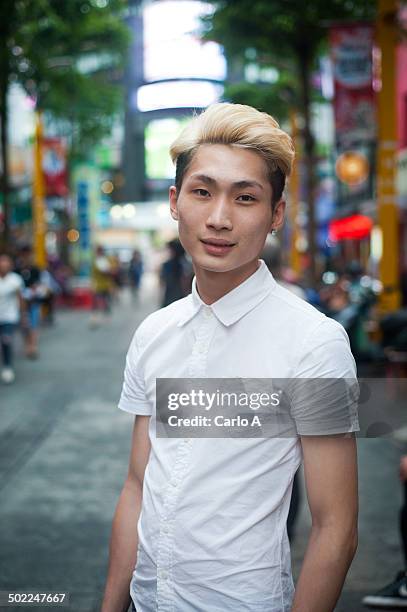 portrait of young man in taipei - short sleeved stockfoto's en -beelden