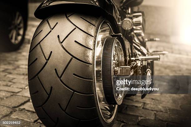 grandi pneumatici motociclista - harley davidson foto e immagini stock