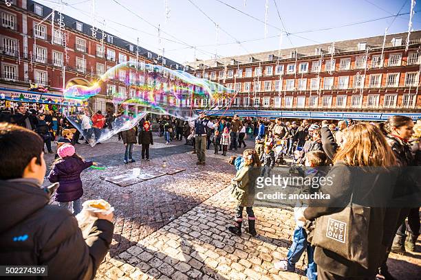 foule visite d'un marché de noël sur la plaza mayor, madrid - christmas celebrations 2014 photos et images de collection