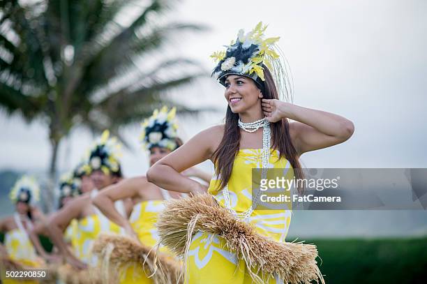 donna aprendo la luau performance - isole hawaii foto e immagini stock