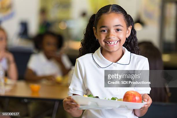 adorabile bambina nella scuola caffetteria con vassoio di cibo - school lunch foto e immagini stock