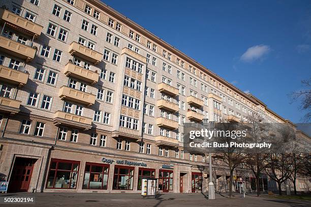 buildings of the karl-marx-allee, the monumental socialist boulevard built in east berlin during the gdr - berlin friedrichshain stockfoto's en -beelden