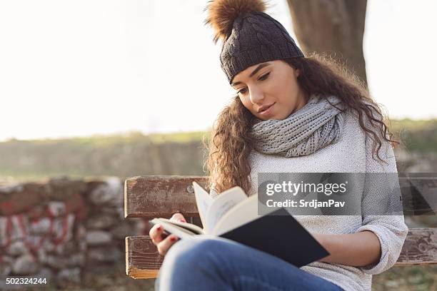 mi tipo de relajación - mujer leyendo libro en el parque fotografías e imágenes de stock
