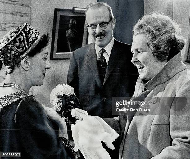 Toronto's bea lillie comes home. Famed Toronto-born musical comedy star Beatrice Lillie is greeted by Mayor William Dennison and is presented with...