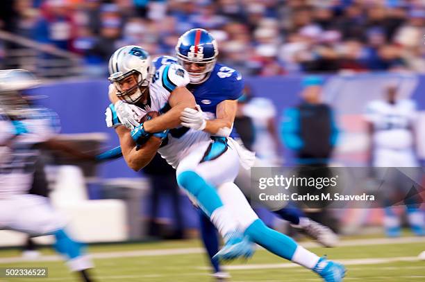 Carolina Panthers Greg Olsen in action vs New York Giants Craig Dahl at MetLife Stadium. East Rutherford, NJ CREDIT: Carlos M. Saavedra